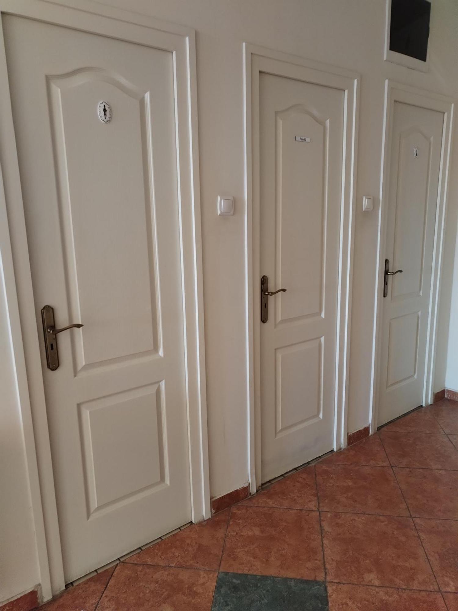 Hostel Ferihegy Вечеш Екстериор снимка
