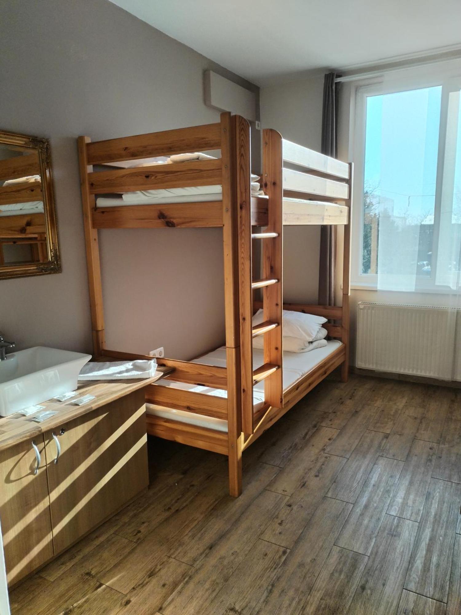 Hostel Ferihegy Вечеш Екстериор снимка