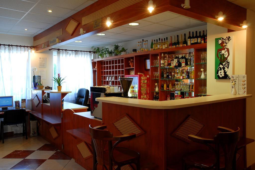 Hostel Ferihegy Вечеш Екстериор снимка